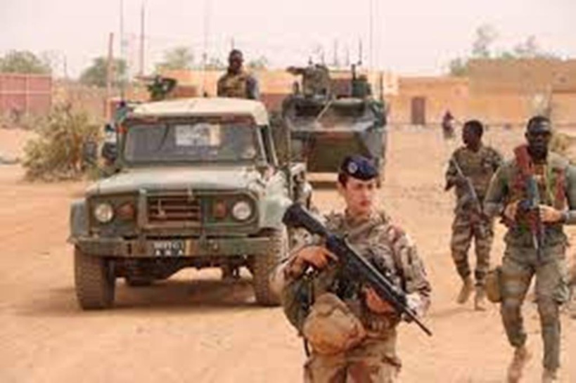 Mali: à Gao, la force Barkhane patrouille régulièrement pour rassurer la population