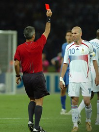 Le rouge donné à Zidane: l'arbitre y revient