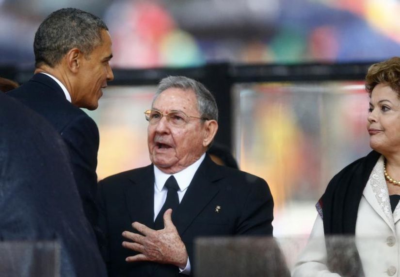La poignée de main historique Obama-Castro divise