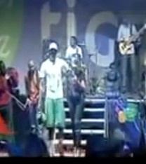 REGARDEZ. Viviane Chédid se fait draguer sur scène par...