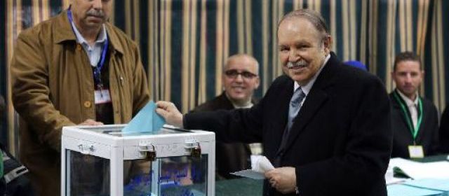 Algérie: Bouteflika poussé par les siens vers un 4e mandat