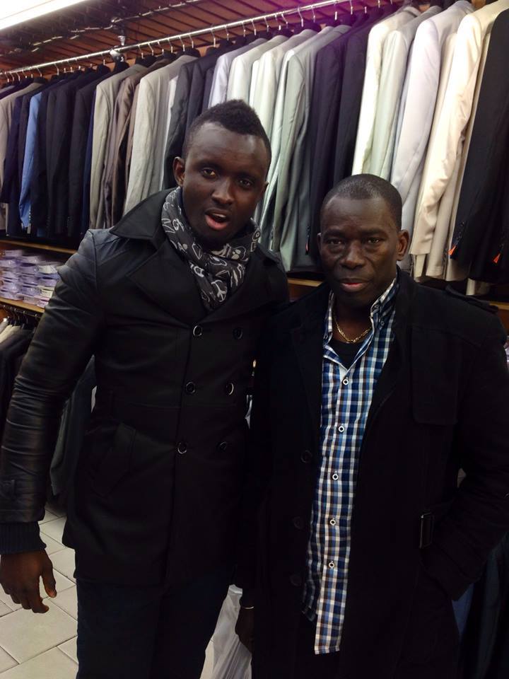 Voici Kiss l’homme qui habille les célèbrités sénégalais lors de leur tournée européenne !!!feelingdakar