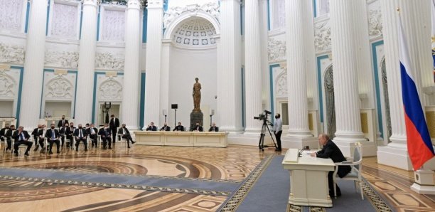 Sanctionnés par l'UE, les oligarques russes pourraient-ils renverser Poutine?