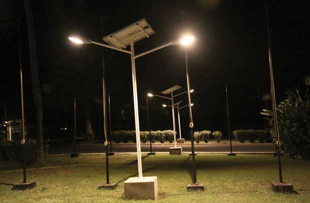  Le Sénégal se paye 67 000 lampadaires, à 1,1 million l’unité, pour l’éclairage de 265 localités.