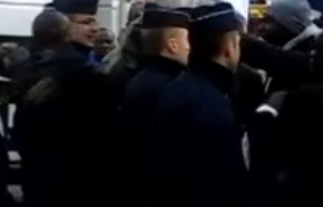 REGARDEZ. Manif de l'opposition en France: Mor Ngom arrosé de jus d’orange
