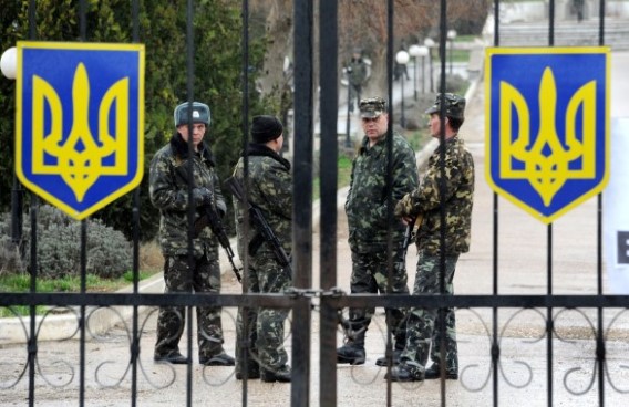 Les Russes entrent dans deux bases de missiles en Crimée