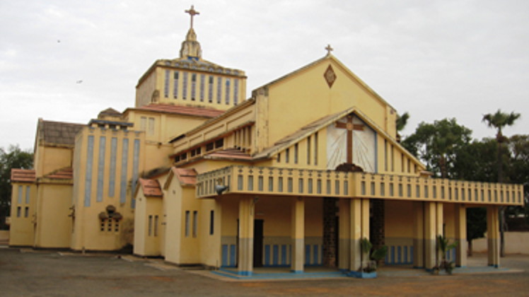 Thiès : Macky Sall dégaine 15 millions FCFA pour la Cathédrale