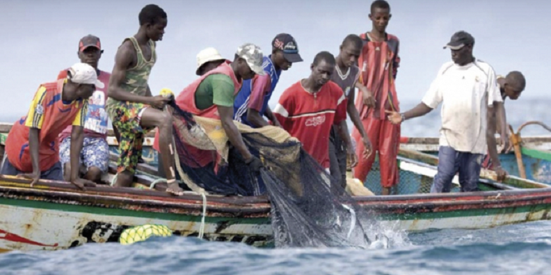 Des pêcheurs « lébou » brûlent deux bus et saccagent la mairie de Thiaroye sur Mer.