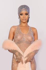 Rihanna glamour et tout en transparence au CFDA Fashion Awards