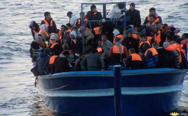 Italie: près de 800 migrants sauvés par les bâtiments de la Marine