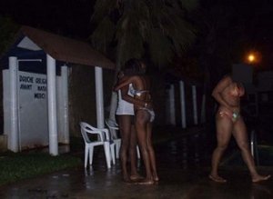 Plage de Malibu : Trois sénégalaises nues et 5 nigérians surpris