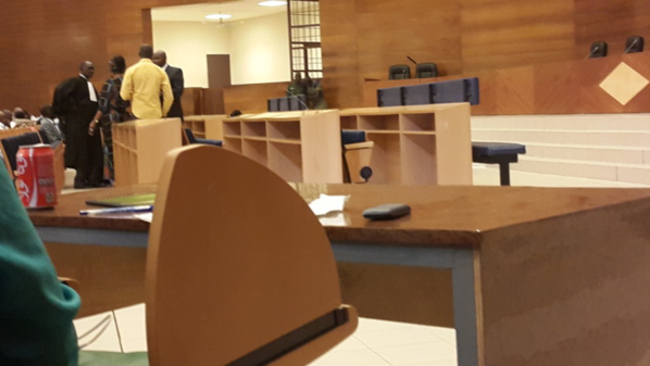 Procès de Karim : Le juge  échappe à une attaque d’un individu