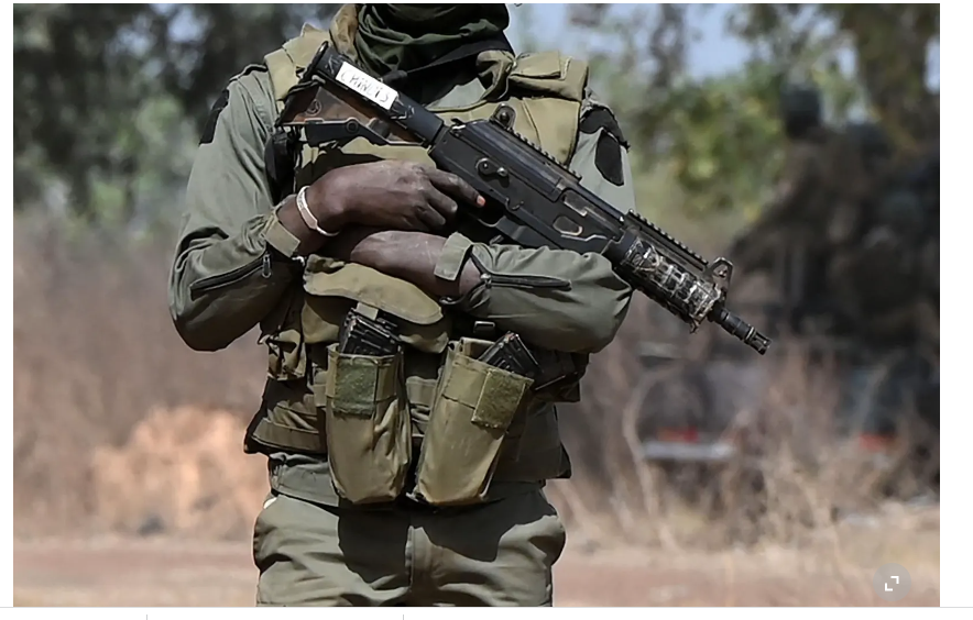 La France décore des militaires sénégalais