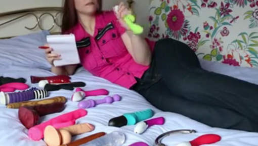 Testeuse de sex toys, elle est payée à avoir des orgasmes