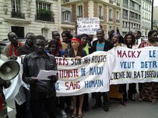 Paris : Le (PDS) manifeste devant le Consul du Sénégal