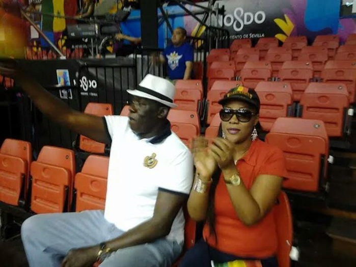 Qui est cette dame en compagnie de Baba Tandian au mondial de basket en Espagne?