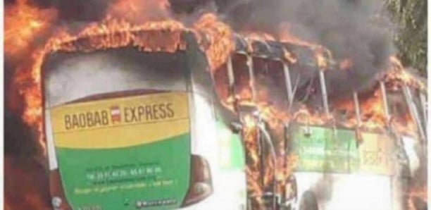 Collision entre un bus et un camion au Bénin : une vingtaine de corps calcinés retirés des décombres