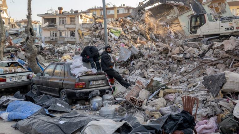 Dix jours après les séismes, le bilan avoisine les 42.000 morts