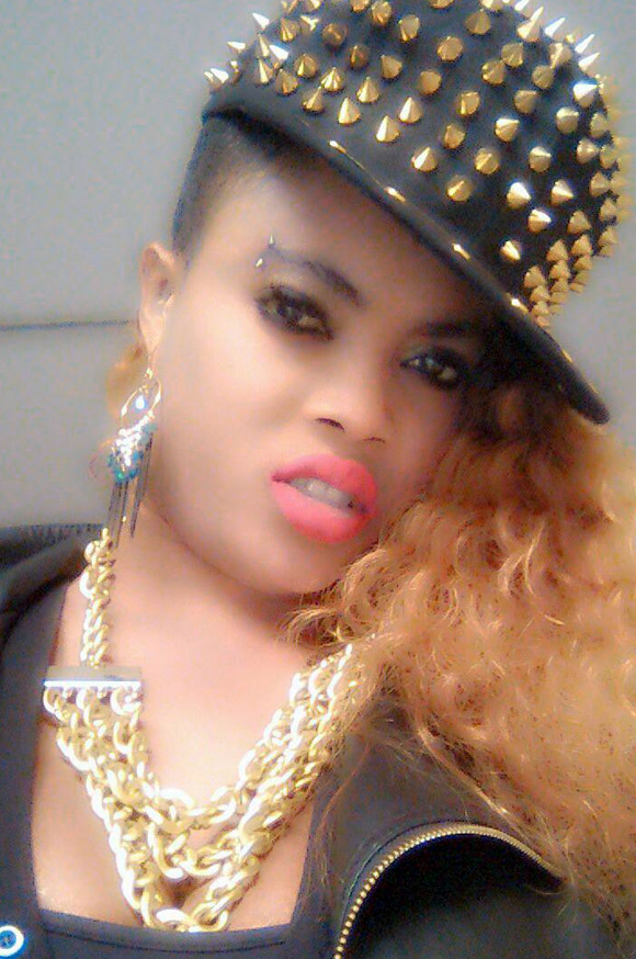 Après s’être pavané en petite tenue : Déesse Major fait son mea culpa