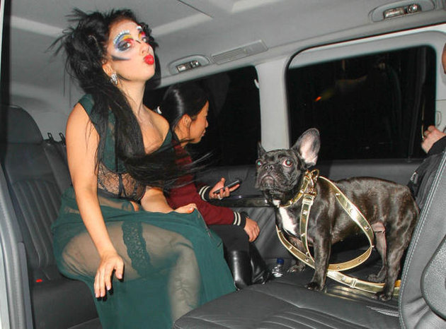 Lady Gaga au bowling en nuisette