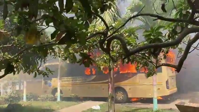 Cesti : Véhicules, salles de cours, amphithéâtre, incendiés, les cours suspendus à l’UCAD…