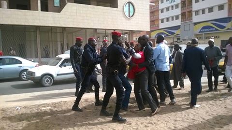 SIT IN DES EX TRAVAILLEURS DES AGENCES DISSOUTES :  Une femme et un handicapé sévèrement violentés par des policiers zélés