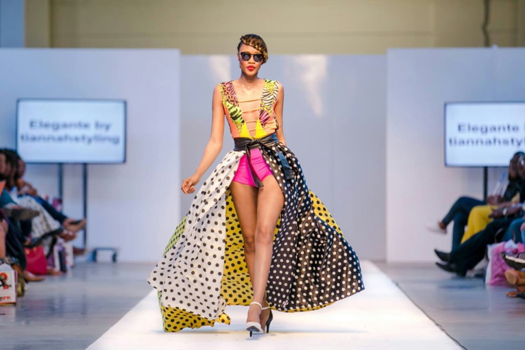 La Gambienne Régina Maneh ex miss d'Angleterre sur le podium.