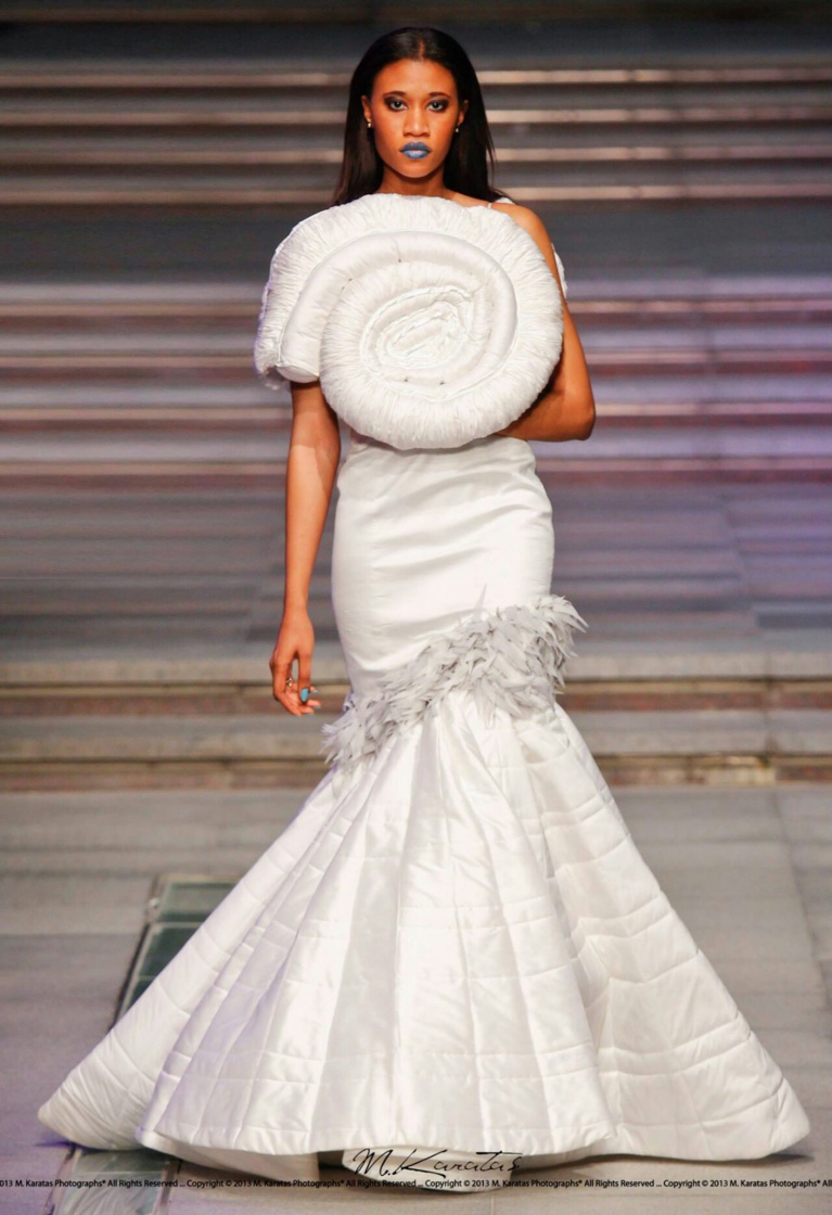 La Gambienne Régina Maneh ex miss d'Angleterre sur le podium.