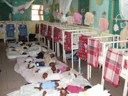 Les sortants de la 53è promo de Pharmacie offre du lait à Pouponnière de Mbour