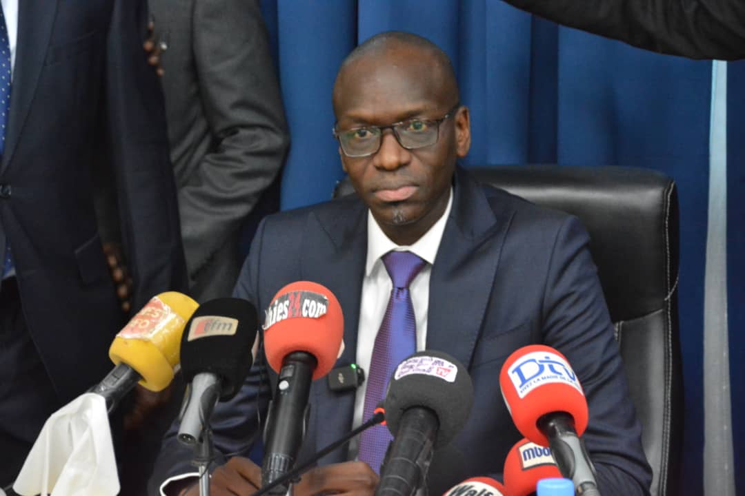 « 1million de raisons de continuer avec Macky SALL. 1million de signatures » ( M. Abdoulaye DIEYE - DG AIBD)