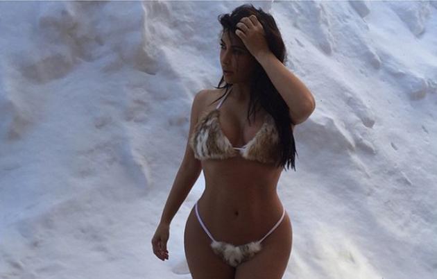 Kim Kardashian pose complètement à poils… 