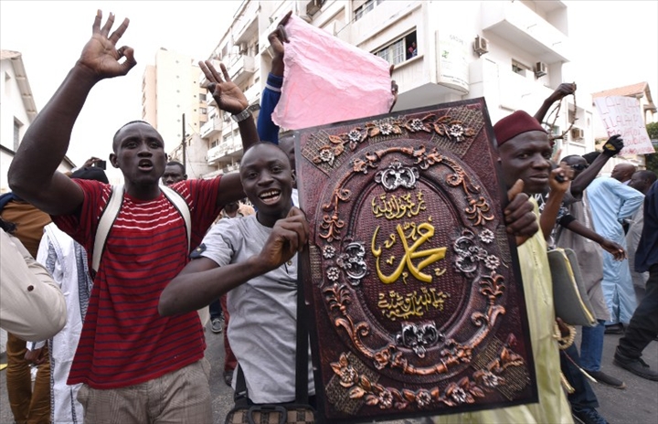 Rassemblement contre Charlie : les politiques hués hier à l’Institut islamique de Dakar