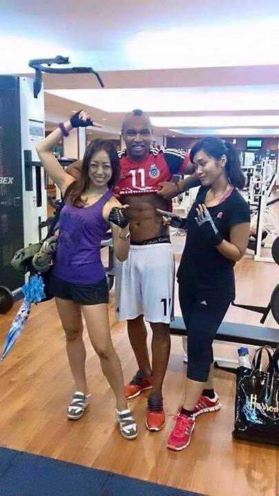 Pendant ce temps là... El hadj Ousseynou Diouf s'éclate en salle de musculation avec des malaisiennes