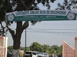 Ziguinchor : Les étudiants brûlent des pneus et barrent la route menant à l’université