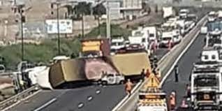 Accident sur l'autoroute à péage: Un camion en feu à Sébikotane