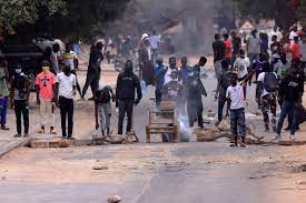 Affrontements entre forces de l’ordre et manifestants à l’Unité 26