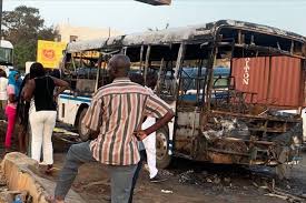 Deux morts dans l’attaque du bus Tata : L’autopsie prévue aujourd’hui