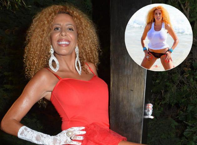 Afida Turner exhibe sa poitrine en mode t-shirt mouillé(Photo)