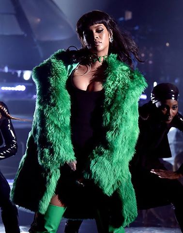 Rihanna : Diva intenable et acidulée devant Chris Brown