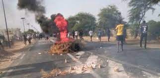 Ziguinchor : Les étudiants de l'université Assane Seck barrent la route et brûlent des pneus