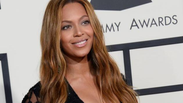 Beyoncé : Très sexy en maillot, Chris Brown lui déclare sa flamme