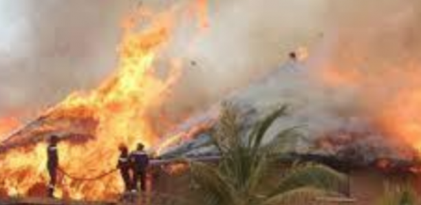 Incendie à Bantaco : 30 cases réduites en cendres après l'explosion d'une batterie