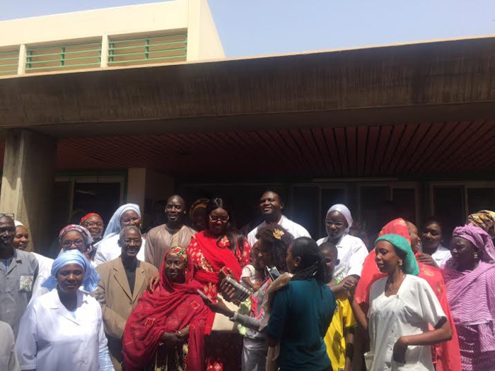 La première dame Marième Faye Sall rend une visite surprise aux malades d'Albert Royer