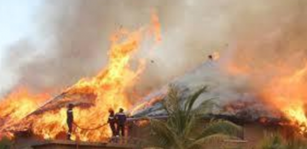 Kédougou : 20 cases réduites en cendres par un incendie à Bantaco