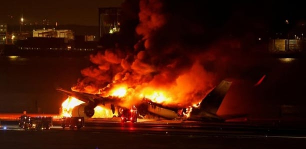 Japon : un avion de ligne en feu après avoir heurté un autre appareil à l'aéroport de Tokyo