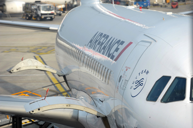 Elle accouche à bord d'un vol de nuit Dakar-Paris Un petit garçon est né dans les airs à bord d'un vol Air France reliant Dakar à Paris. La mère et son bébé se portent bien.
