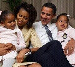 Souvenir : le couple Obama avec ses filles, à l'époque toutes petites...
