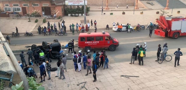 Un véhicule chute du pont du monument de la Renaissance, un mort