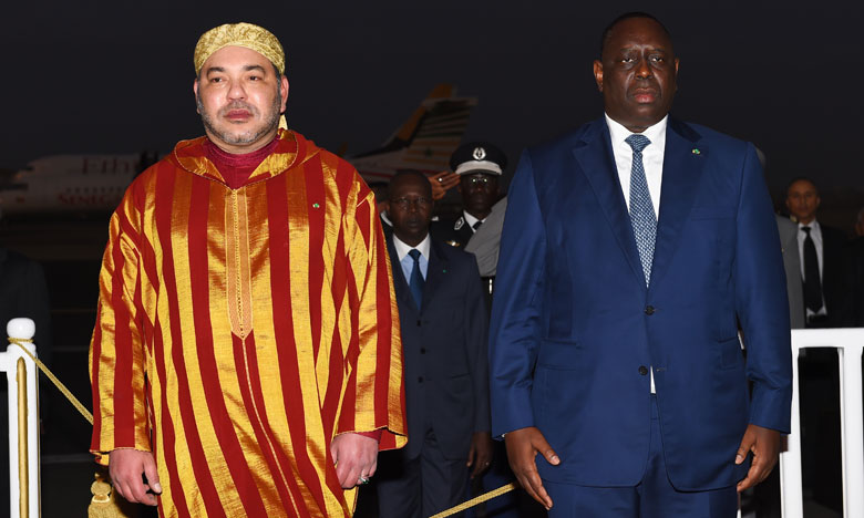 Mohammed VI accueilli dans une ambiance festive, à Dakar