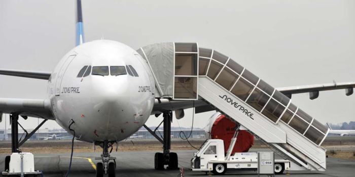 Il lance une fausse alerte à la bombe pour retarder l'avion de son amie